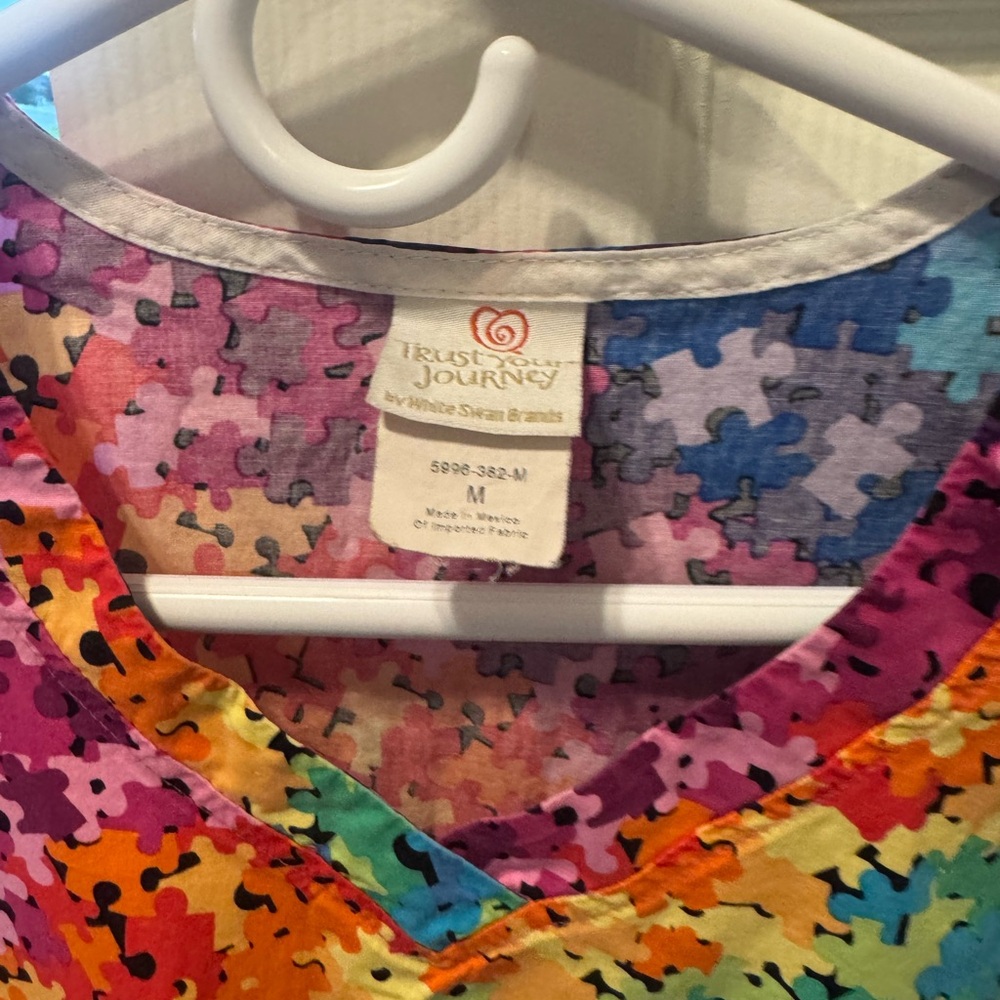 Colorful Puzzle Pattern Scrub Top - Picture 2 of 2